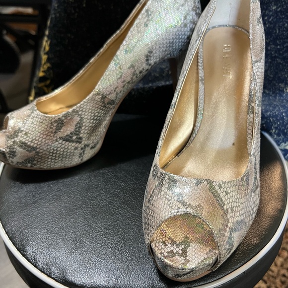Nine West snakeskin peep toe heels. Size 8.5 - Picture 3 of 5
